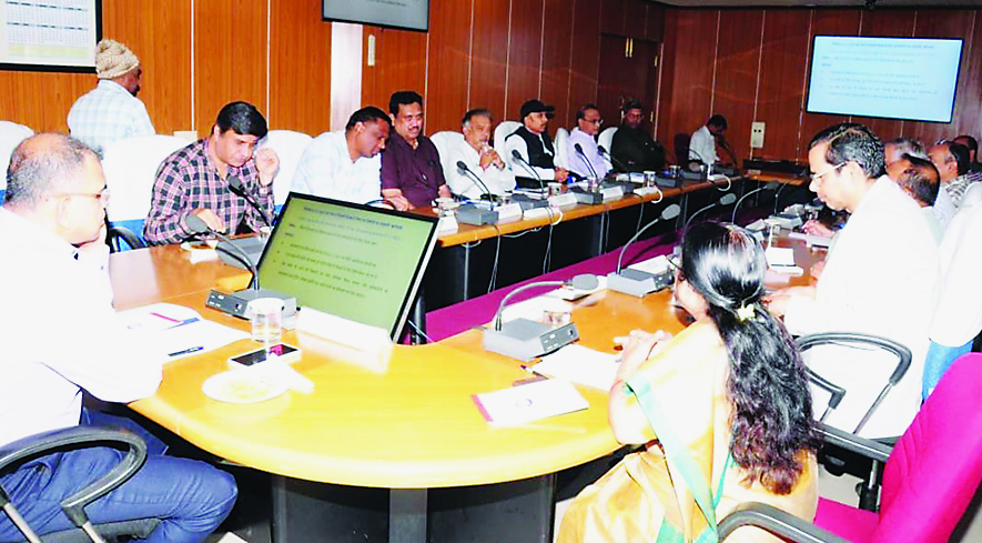 राजभाषा कार्यान्वयन समिति की बैठक में अधिकारी उपस्थित