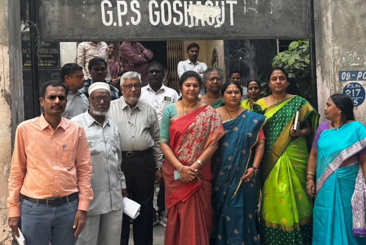 आयोग की सदस्यों ने सीतारामपेट स्कूल में निरीक्षण किया