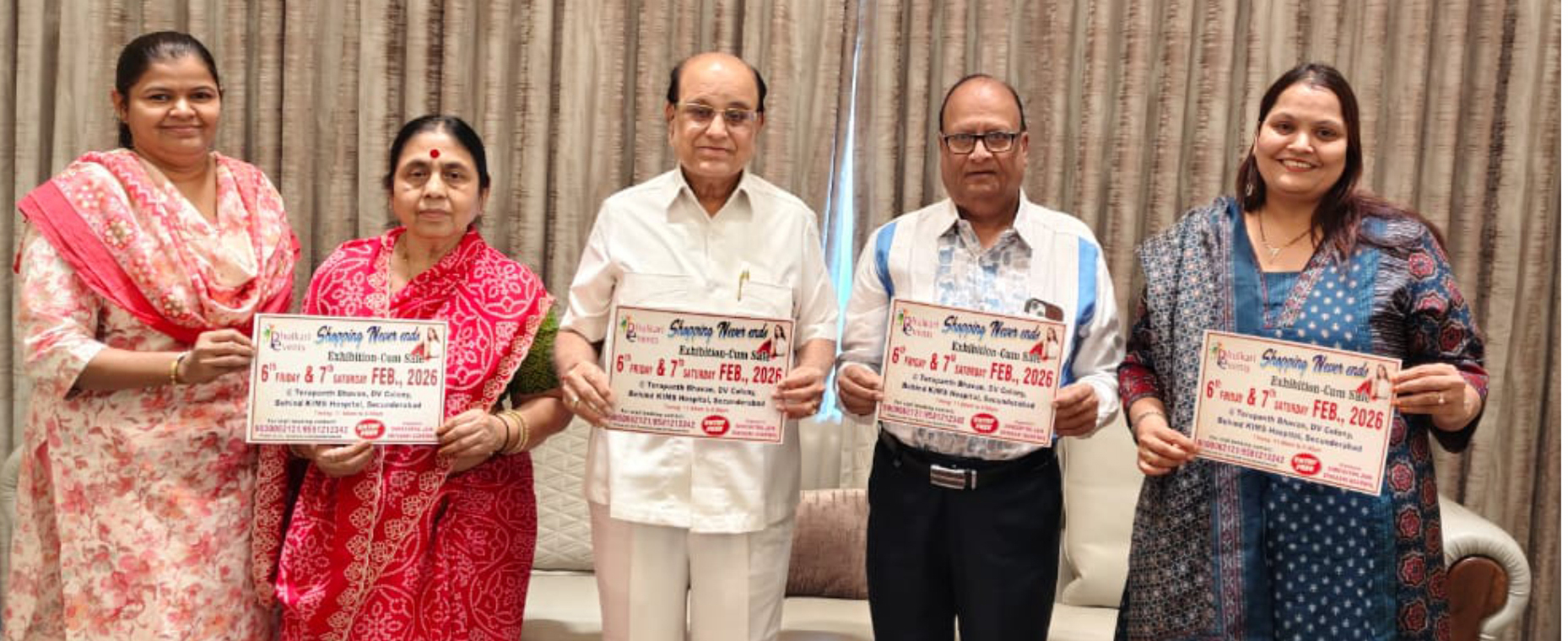 फुलकारी प्रदर्शनी-सह-बिक्री में उत्पाद प्रदर्शित करते महिलाएँ