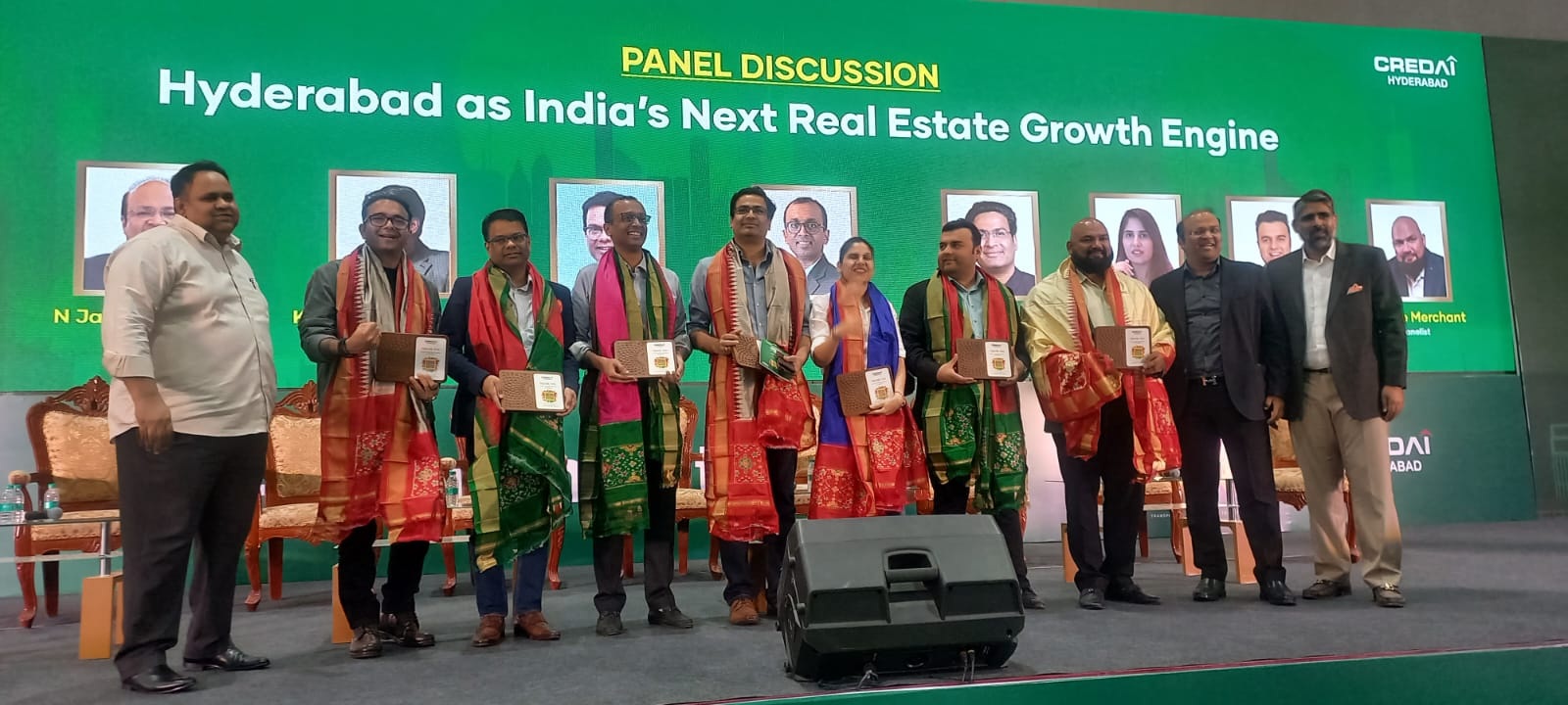 हैदराबाद प्रॉपर्टी शो में प्रोजेक्ट देखते खरीदार