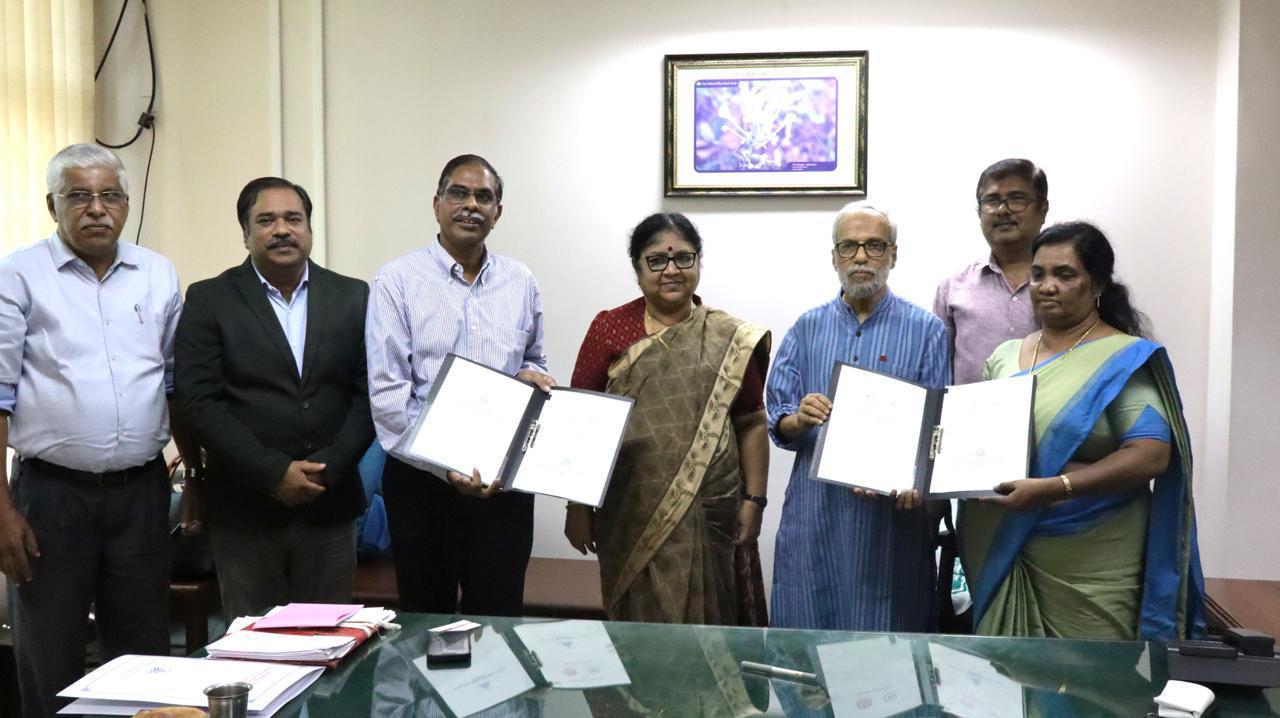 एमओयू हस्ताक्षर समारोह में प्रतिनिधि व मंत्री उपस्थित