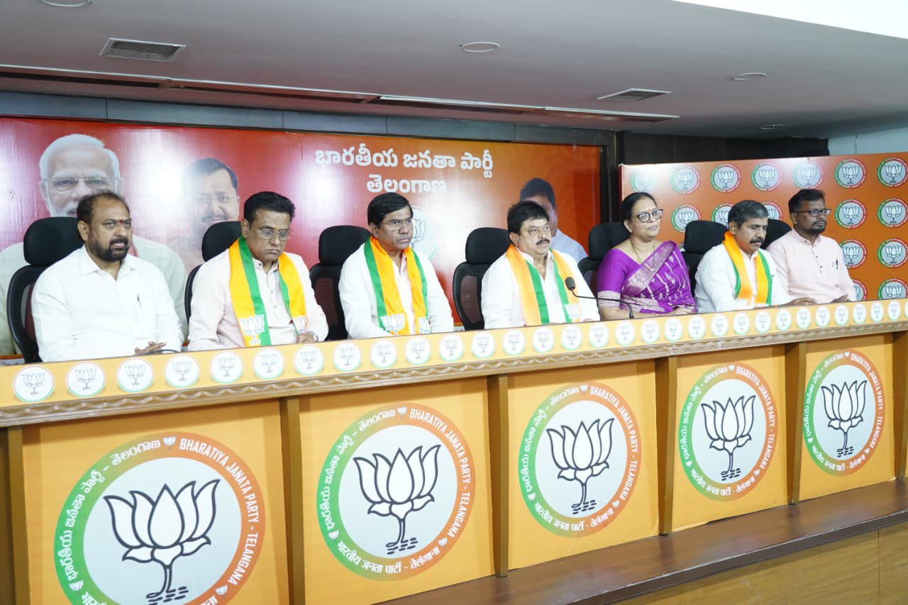 भाजपा प्रदेश अध्यक्ष मीडिया से बातचीत करते हुए