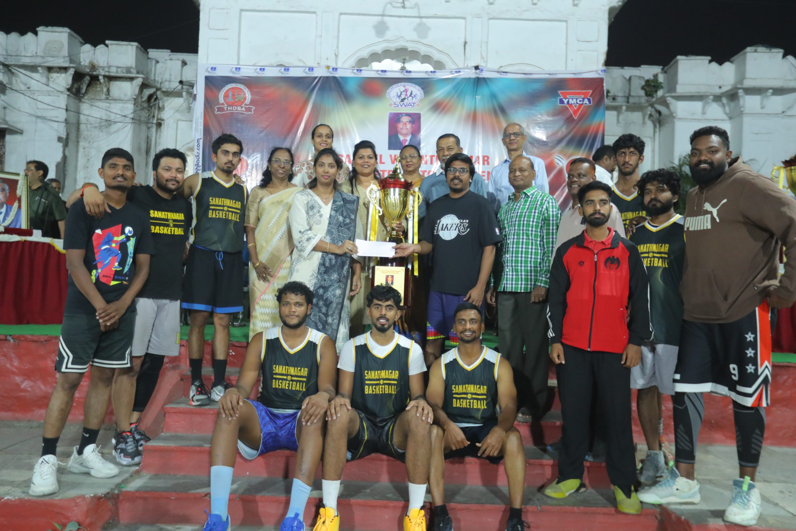 टाइटन्स टीम विजेता ट्रॉफी के साथ उत्सव करती हुई