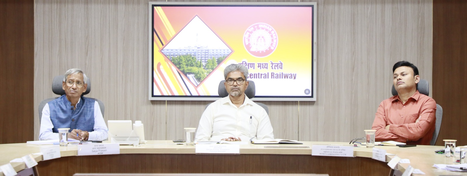 रेल निलयम में सुरक्षा समीक्षा बैठक करते दमरे महाप्रबंधक संजय कुमार श्रीवास्तव।