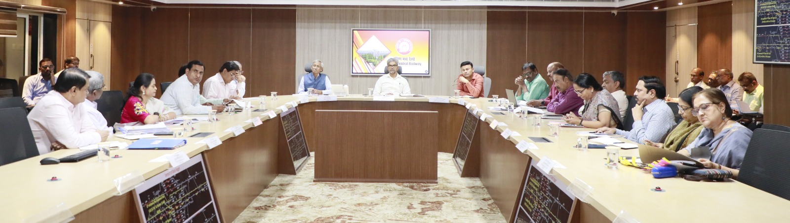 रेल निलयम में सुरक्षा समीक्षा बैठक करते रेलवे अधिकारी