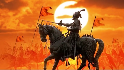 छत्रपति शिवाजी महाराज की प्रतिमा पर पुष्प अर्पित करते लोग