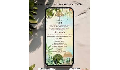 मोबाइल पर व्हाट्सएप निमंत्रण देखते हुए व्यक्ति