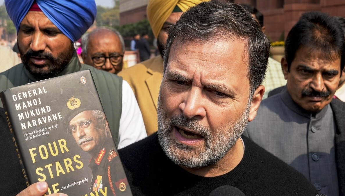 फोर स्टार्स ऑफ डेस्टिनी किताब और संसद का दृश्य