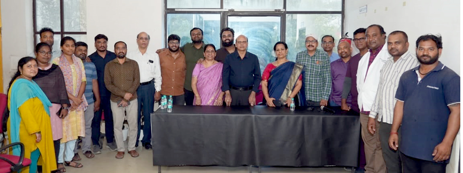 सी. निरंजन राव परिवार द्वारा हॉस्पिटल में डोनेशन करते हुए