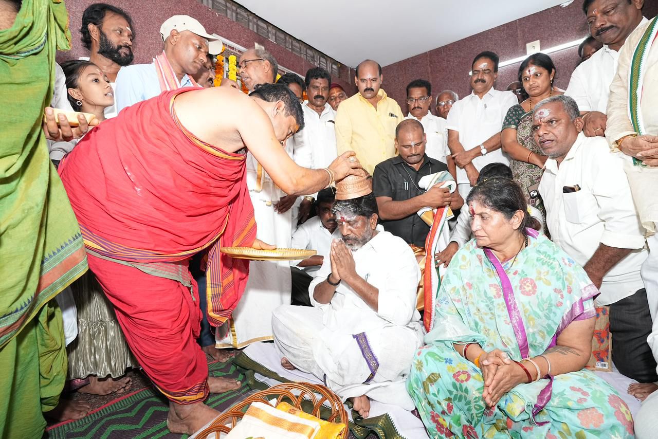 मधिरा मंदिर में पूजा करते भट्टी विक्रमार्का