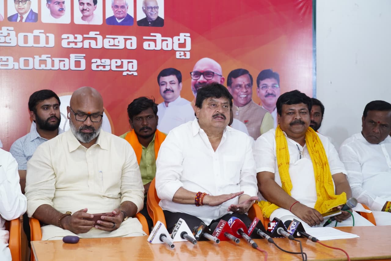 भाजपा नेता रामचंदर राव प्रेस वार्ता को संबोधित करते हुए