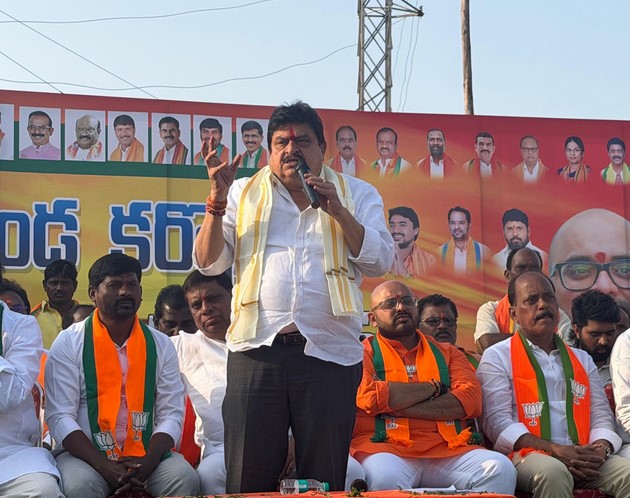 नलगोंडा में भाजपा जनसभा को संबोधित करते एन. रामचंदर राव