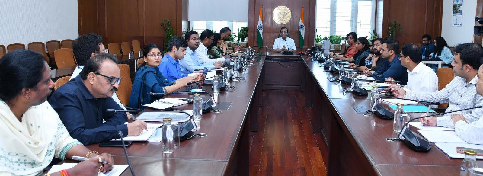 स्वच्छता व्यवस्था पर अधिकारियों संग समीक्षा बैठक