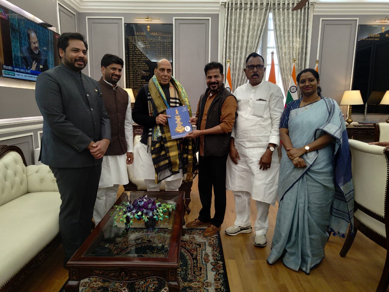 सीएम रेवंत रेड्डी ने केंद्रीय मंत्रियों से परियोजनाओं पर चर्चा की