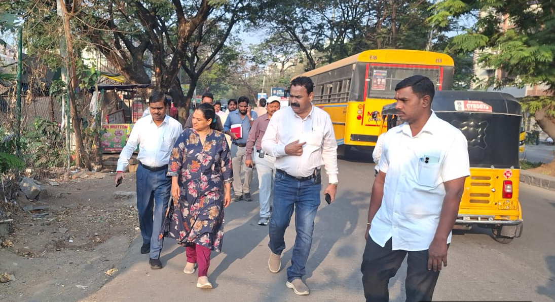 हैदराबाद में स्वच्छता अभियान के दौरान सफाई कार्य