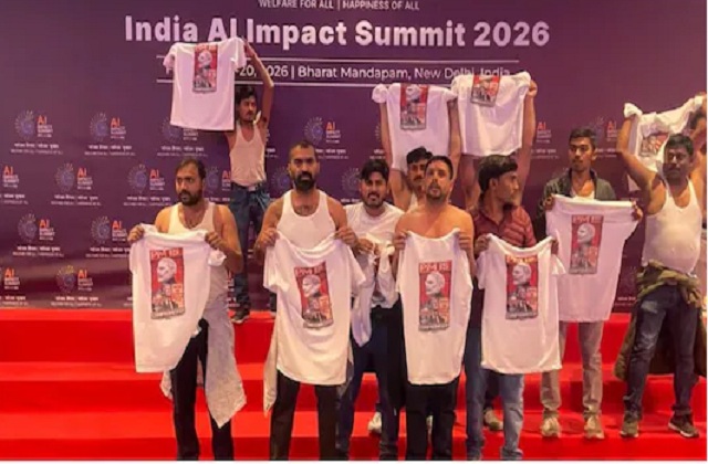 दिल्ली एआई समिट में शर्टलेस प्रदर्शन का दृश्य