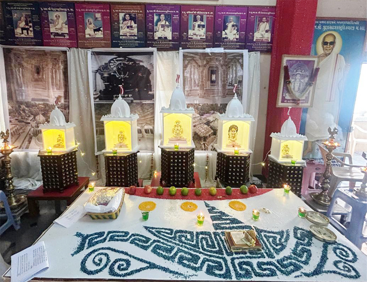 भक्त अरबुदगिरी तीर्थ यात्रा और सामायिक कार्यक्रम में भाग लेते हुए