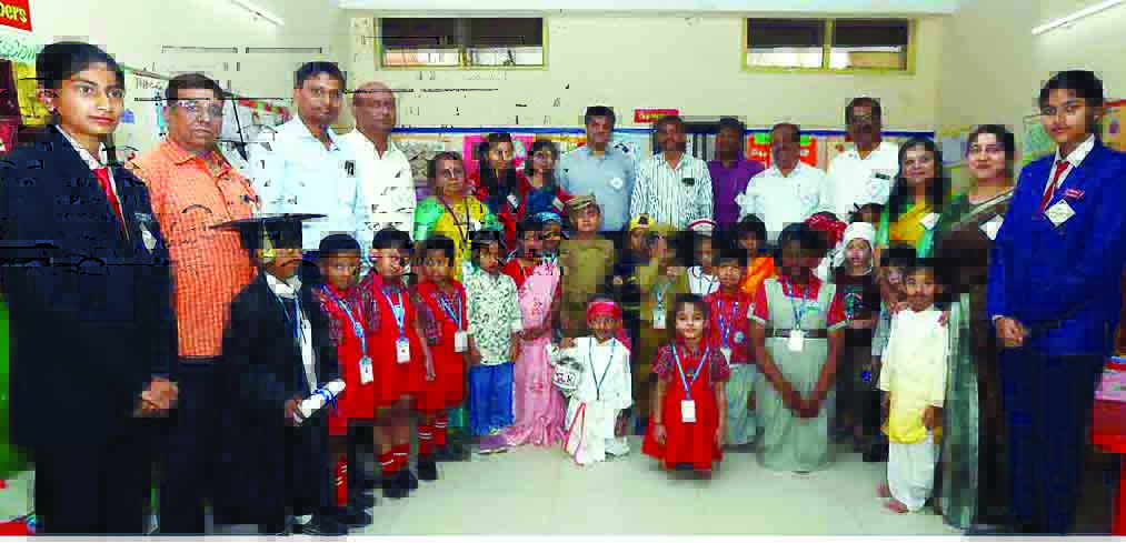 बच्चे टाइनी ब्रेन्स एक्सपो में विज्ञान और कला प्रदर्शित करते हुए