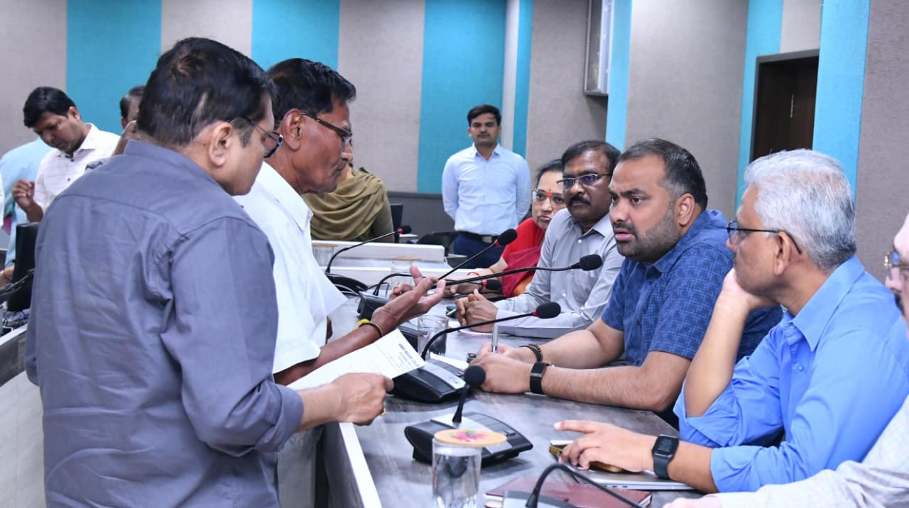 जीएचएमसी मुख्यालय में प्रजावाणी के दौरान सुनवाई