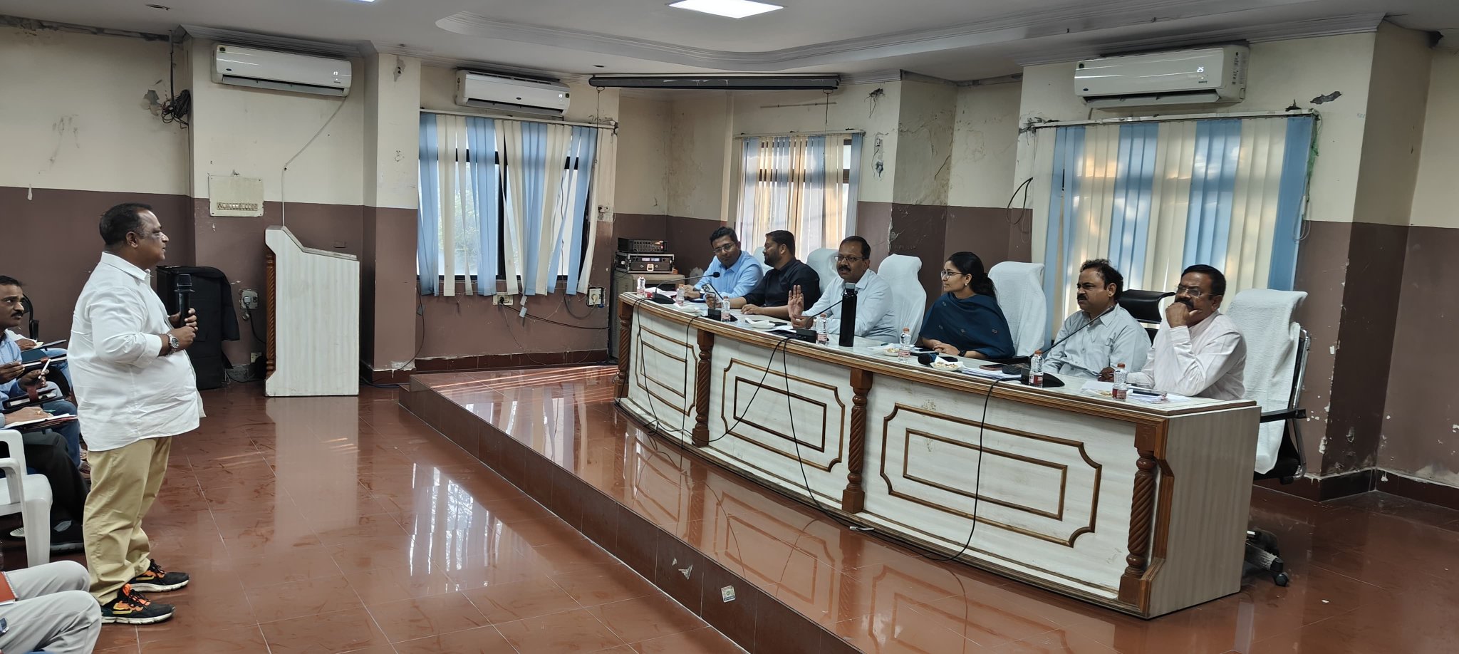 हलीम संचालकों के साथ बैठक करते नगर निगम आयुक्त