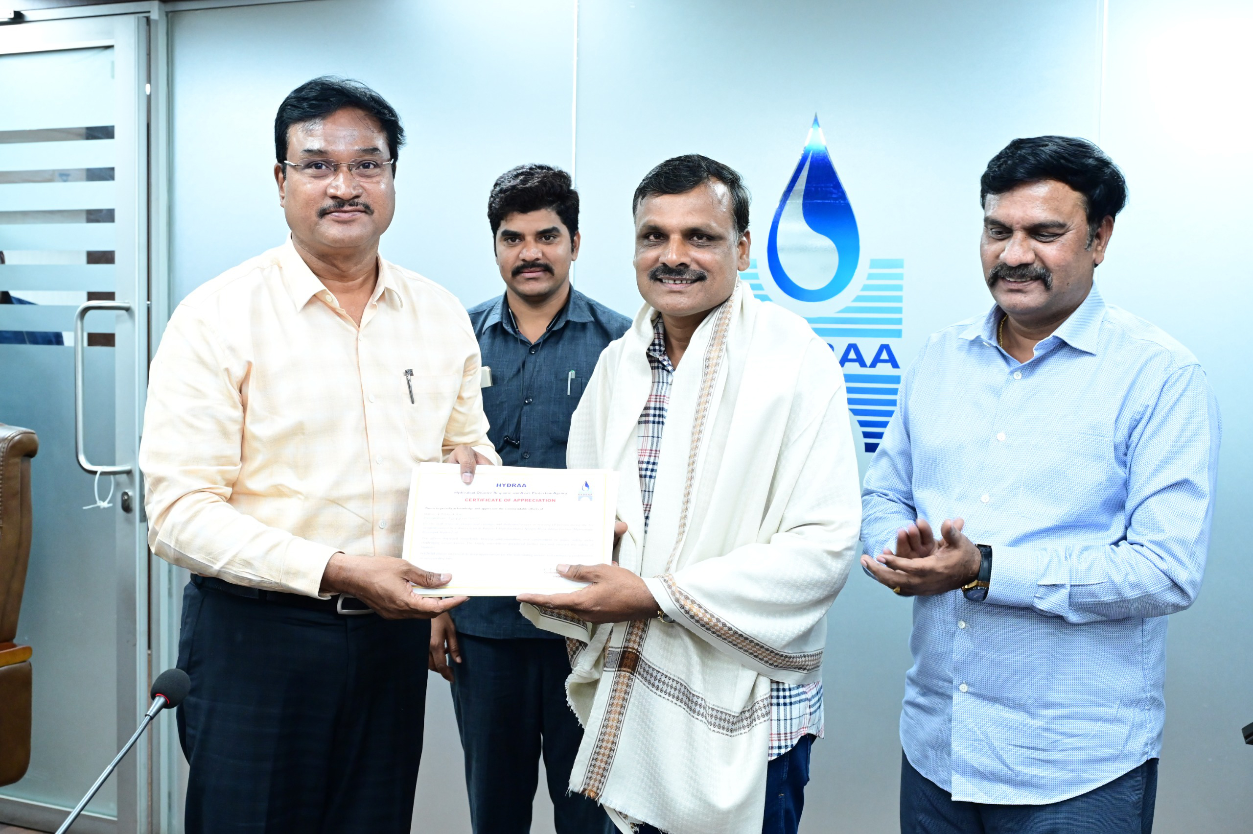 आग बुझाने वाली डीआरएफ टीम को सम्मानित करते आयुक्त