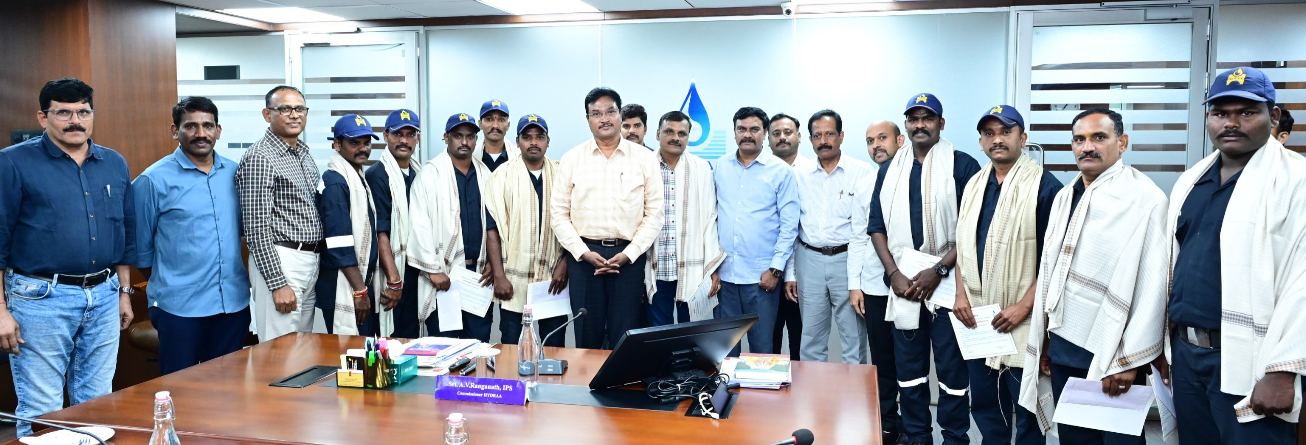 अमीरपेट अग्निकांड में डीआरएफ कर्मियों को सम्मानित करते अधिकारी