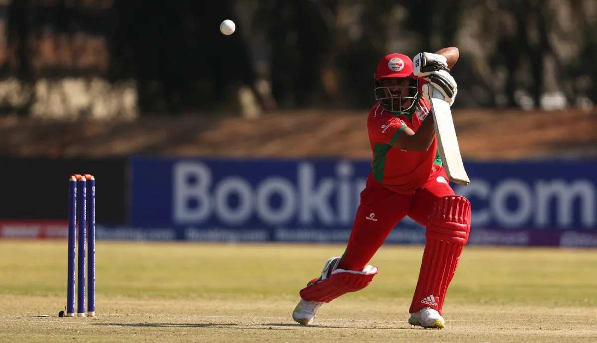 शोएब खान अफगानिस्तान के खिलाफ शॉट खेलते हुए