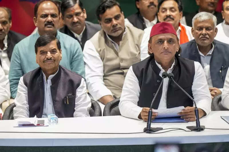 प्रेस कॉन्फ्रेंस में बोलते अखिलेश यादव