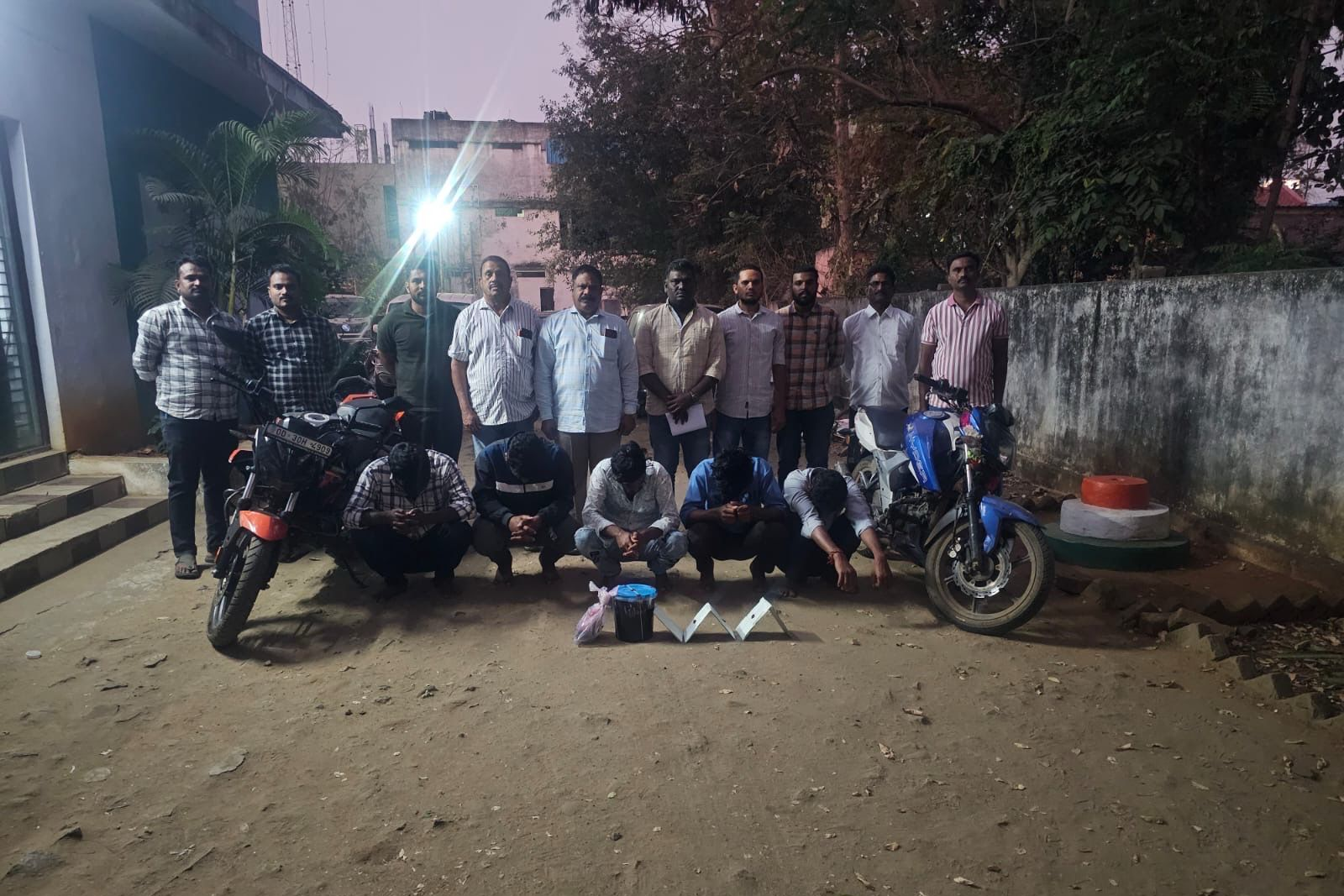 पुलिस द्वारा जब्त हशीश ऑयल और आरोपी