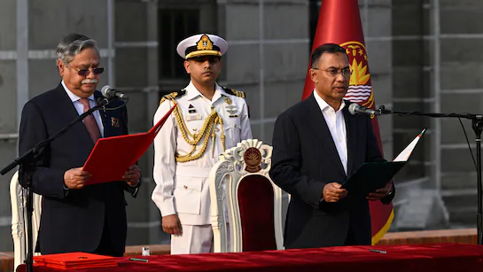 तारिक रहमान को शपथ दिलाते राष्ट्रपति शहाबुद्दीन