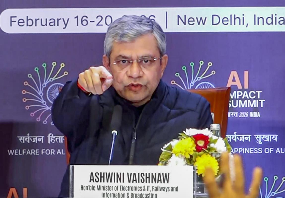 एआई समिट पर बयान देते मंत्री वैष्णव