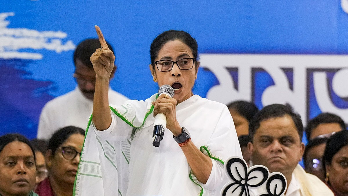 पत्रकारों से बात करतीं ममता बनर्जी