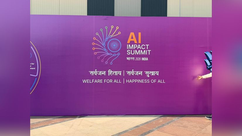 एआई केंद्र समझौते पर हस्ताक्षर करते प्रतिनिधि