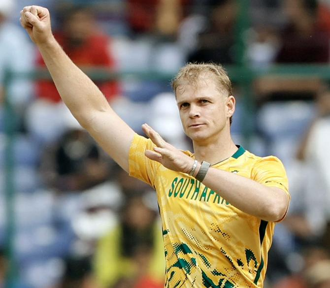 यूएई के खिलाफ गेंदबाजी करते दक्षिण अफ्रीकी खिलाड़ी