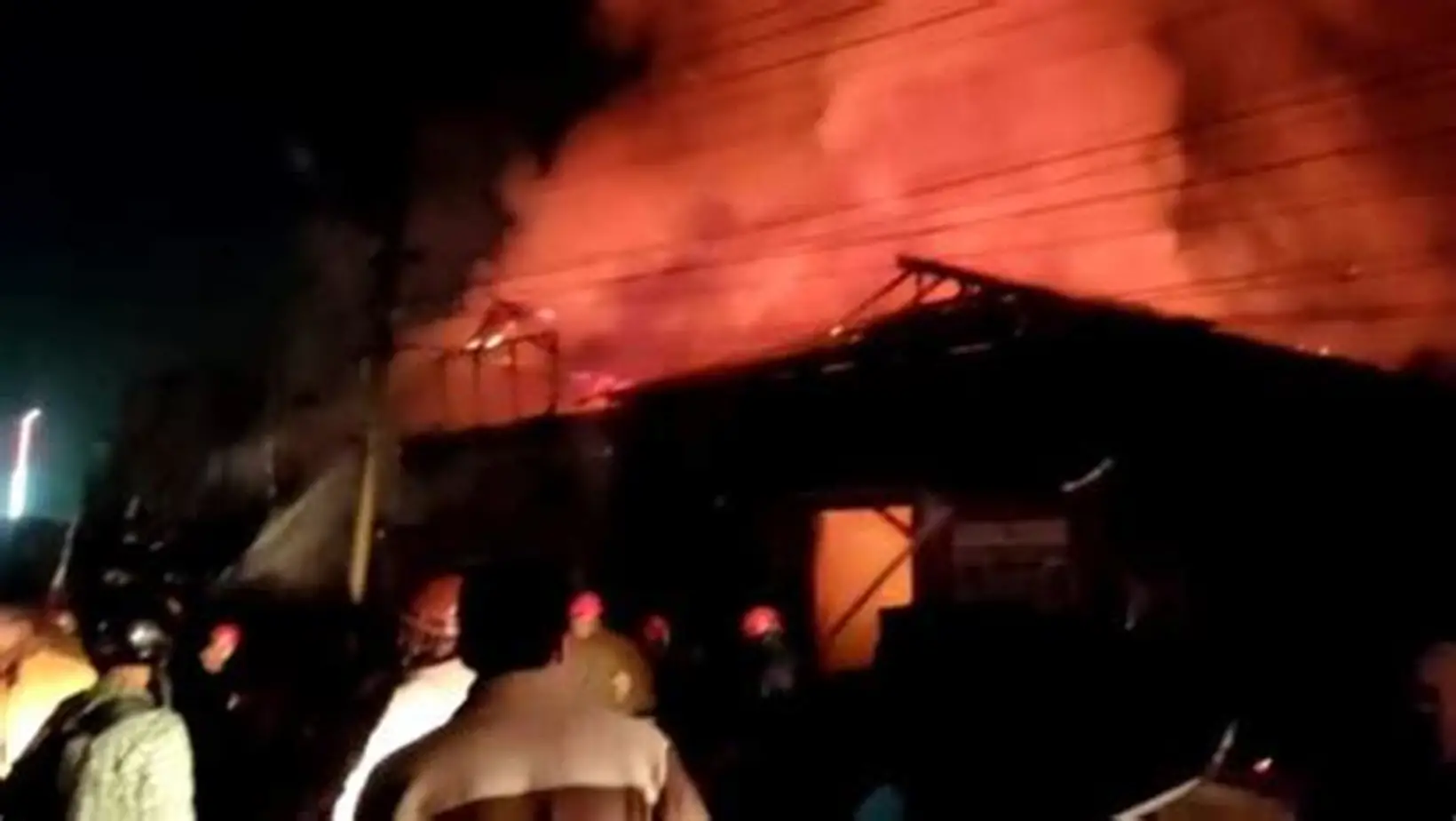 कोझिकोड शोरूम में लगी भीषण आग का दृश्य