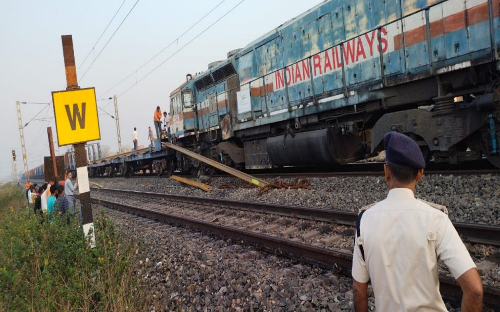सुलतानपुर में मालगाड़ी और ट्रैक्टर की टक्कर का दृश्य