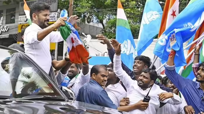 तेलंगाना चुनाव जीत के बाद कांग्रेस नेताओं की बैठक