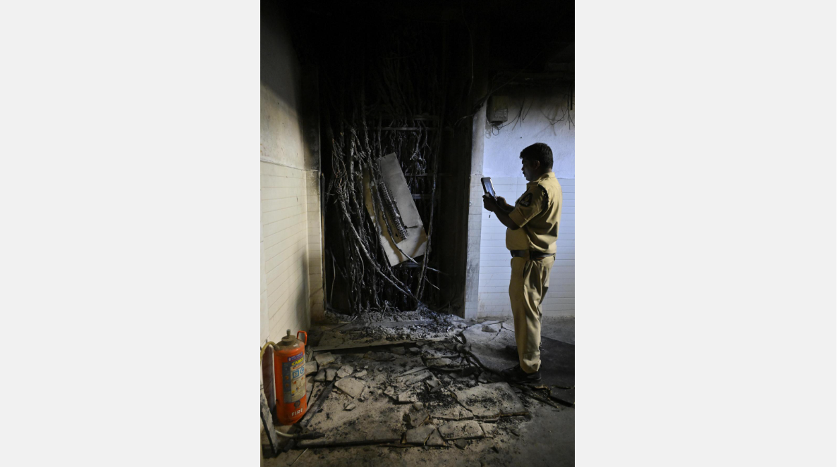 अमीरपेट की व्यावसायिक इमारत से उठता धुआं