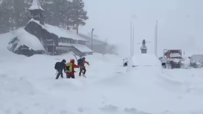 कई फीट बर्फ से जनजीवन ठप