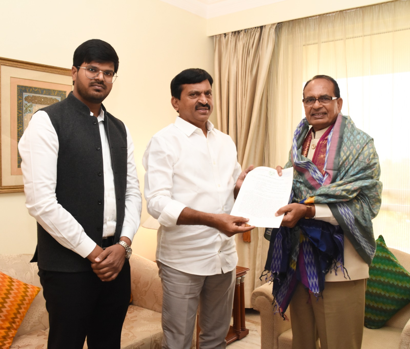 आवास योजना मुद्दों पर केंद्रीय मंत्री को ज्ञापन सौंपते राज्य मंत्री