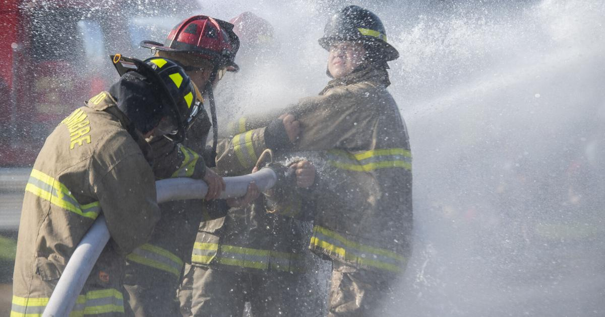 गैस रिसाव के दौरान दमकलकर्मी बचाव कार्य करते हुए