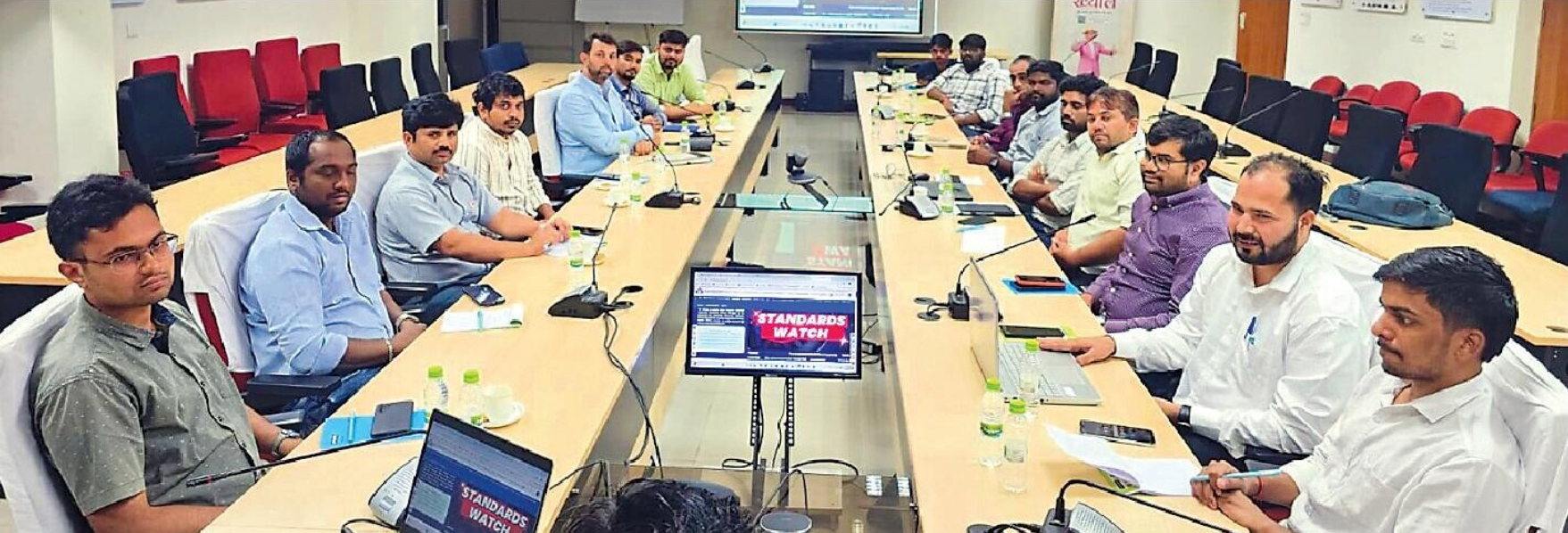 बीआईएस प्रशिक्षण सत्र में तकनीकी प्रस्तुति देते अधिकारी