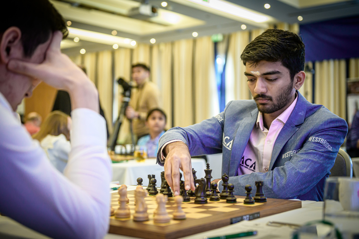 गुकेश प्राग शतरंज महोत्सव में खेलते हुए