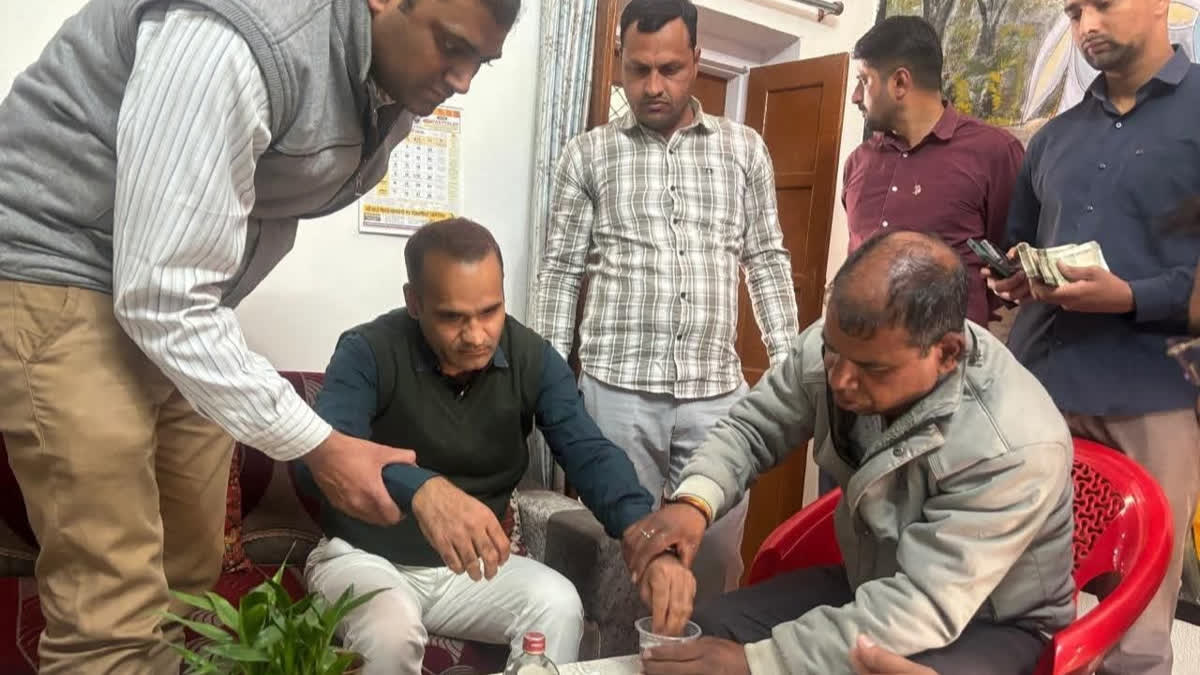 एसीबी टीम द्वारा बीडीओ की गिरफ्तारी