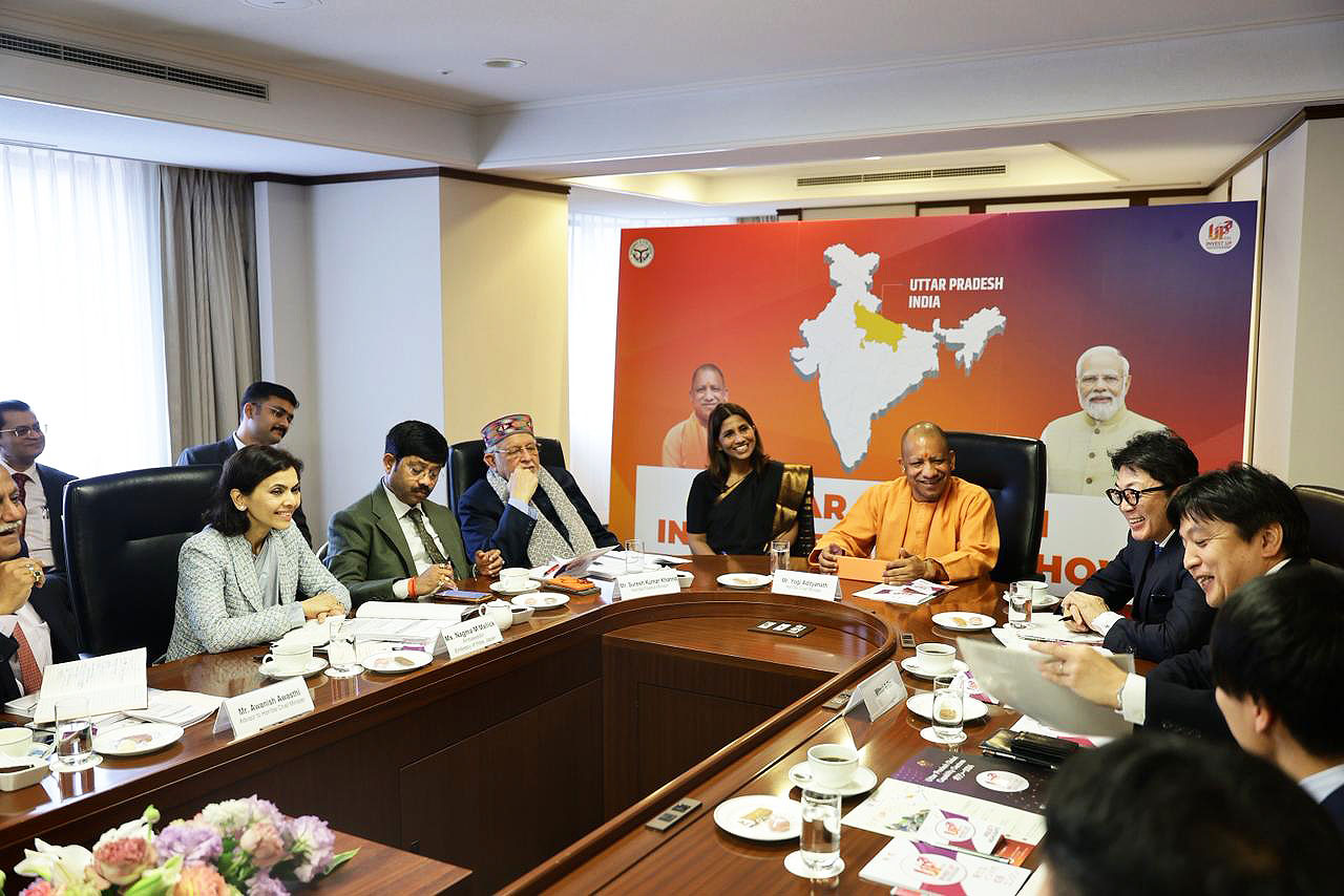 जापान में समझौतों पर हस्ताक्षर करते योगी आदित्यनाथ