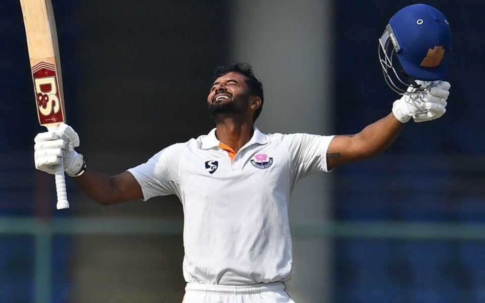 मैदान पर डोगरा और अनीश के बीच विवाद