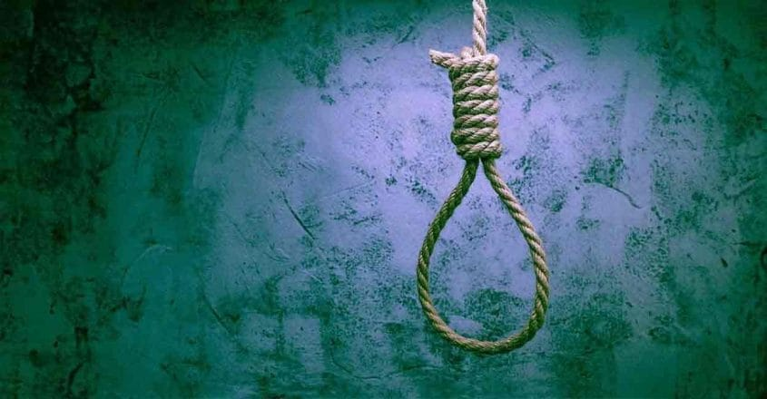 बंद घर में जांच करती पुलिस टीम