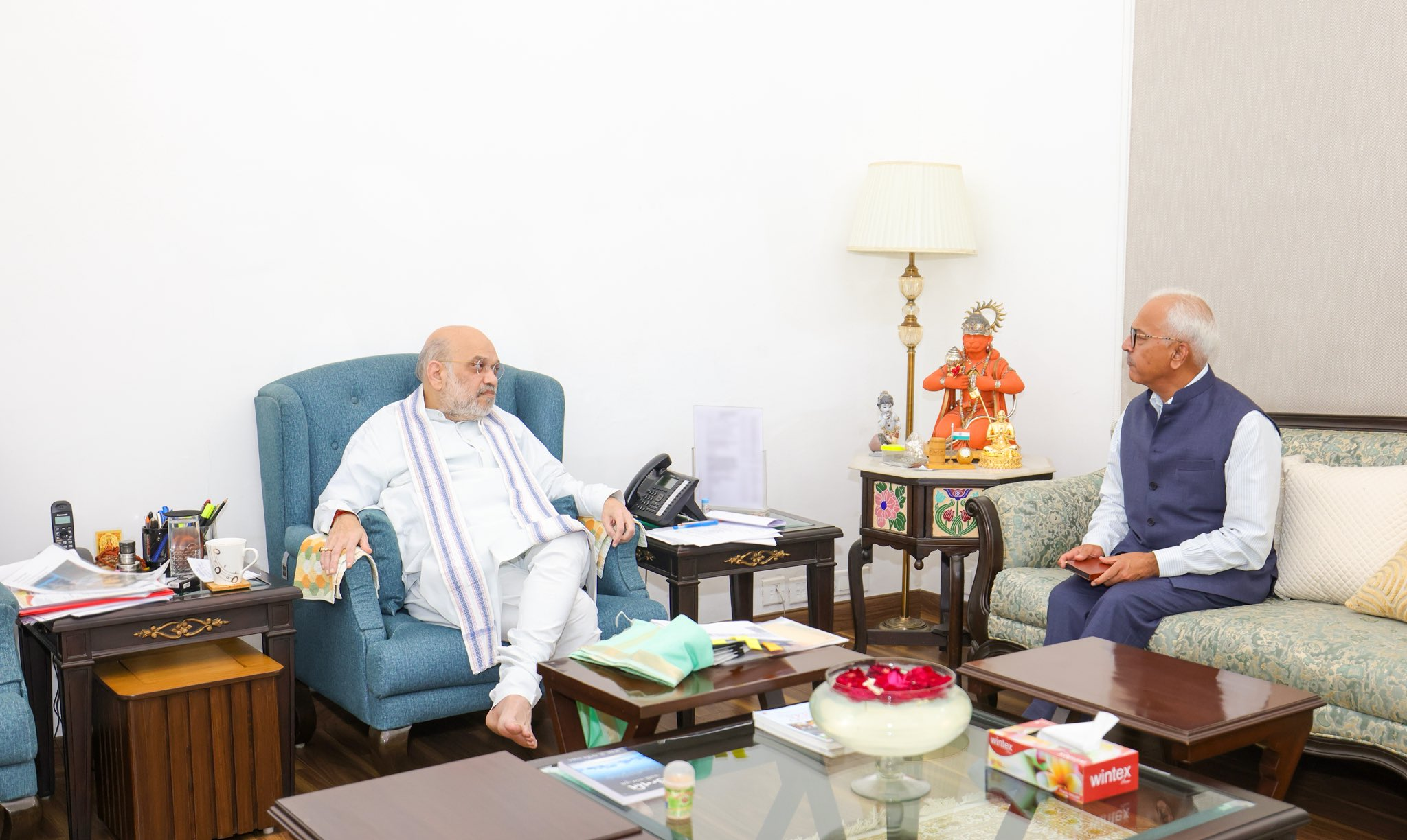 अजय भल्ला और अमित शाह की बैठक का दृश्य