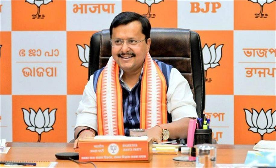 नितिन नवीन शबरिमला मंदिर में पूजा करते हुए