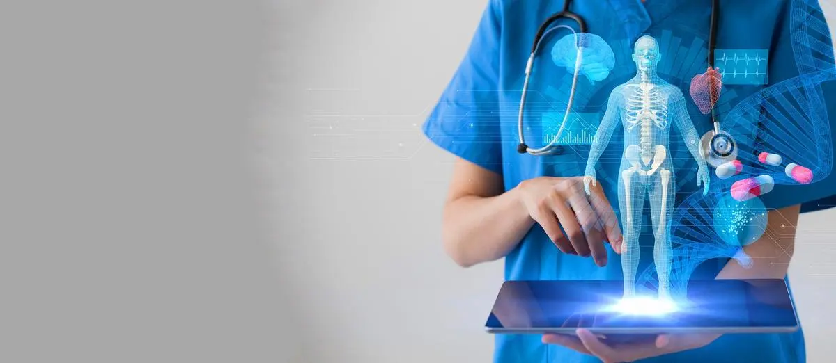 एआई आधारित मंच से मरीजों की देखभाल करते डॉक्टर